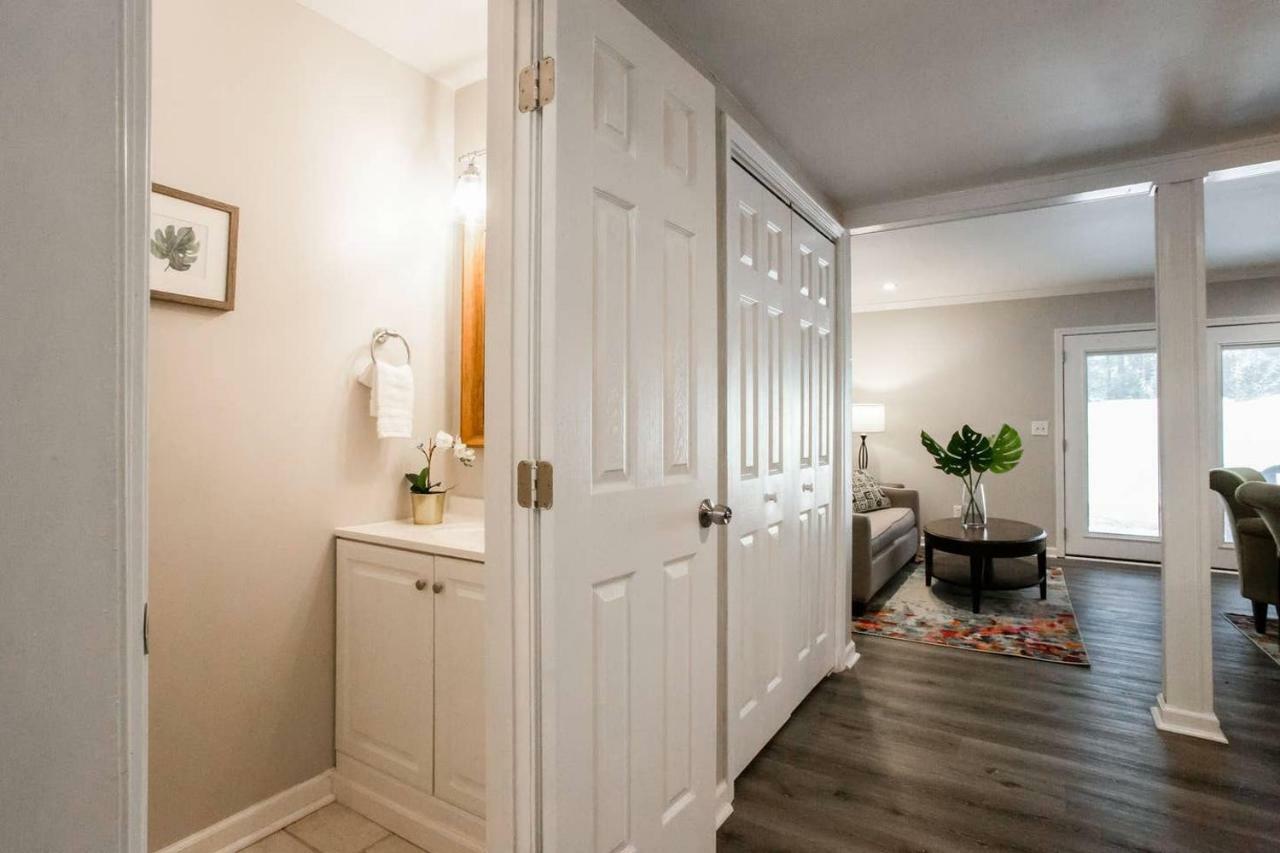 Modern + Cozy Townhome - Minutes To Avalon W/King ロズウェル エクステリア 写真