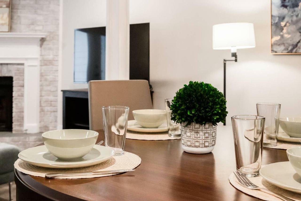 Modern + Cozy Townhome - Minutes To Avalon W/King ロズウェル エクステリア 写真